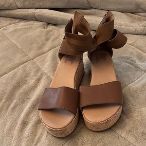 Size 8 sorel sandals. Stretchy elastic around leg. Wore once